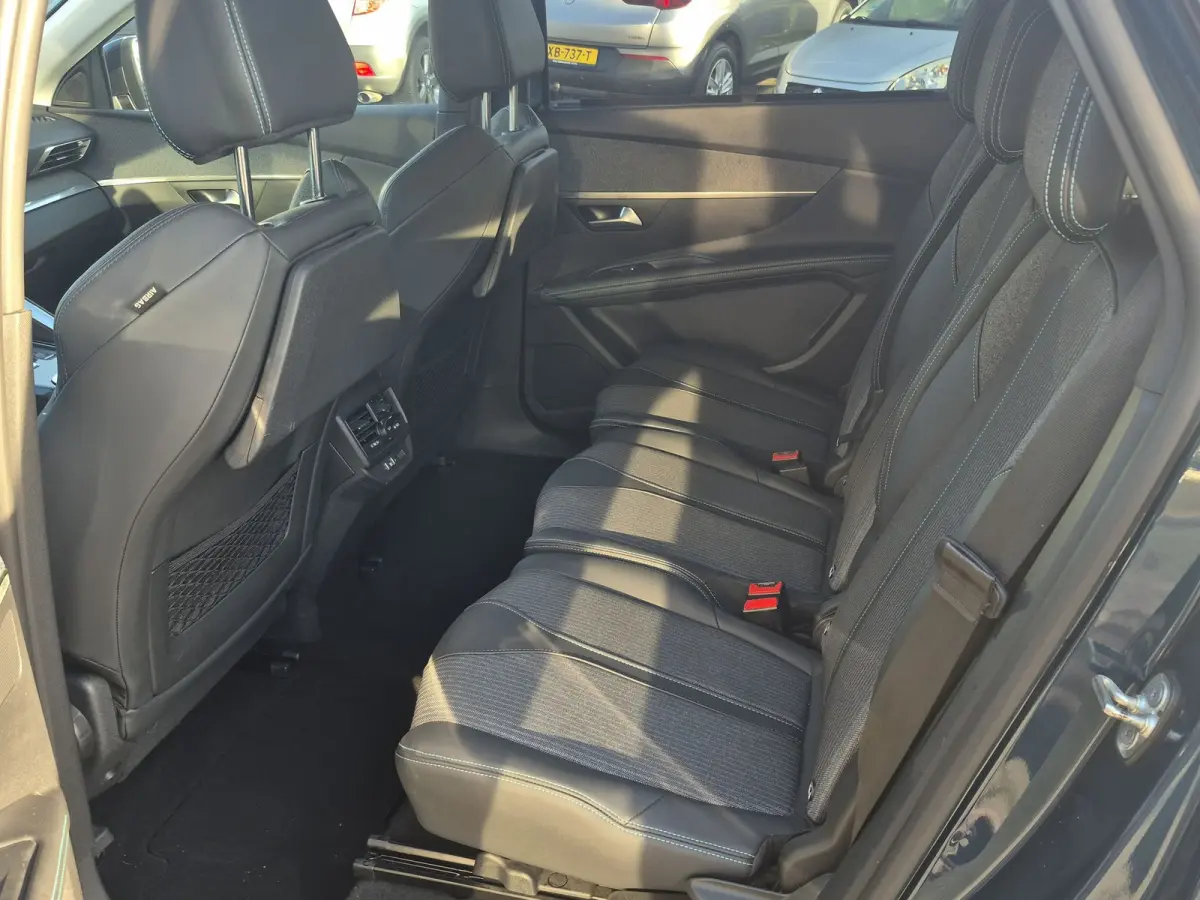 1.2 PureTech Allure Pack Business 7 persoons | Camera voor + Achter | Keyless | LED | Parkeersensoren | Full map navigatie | Carplay/android auto |