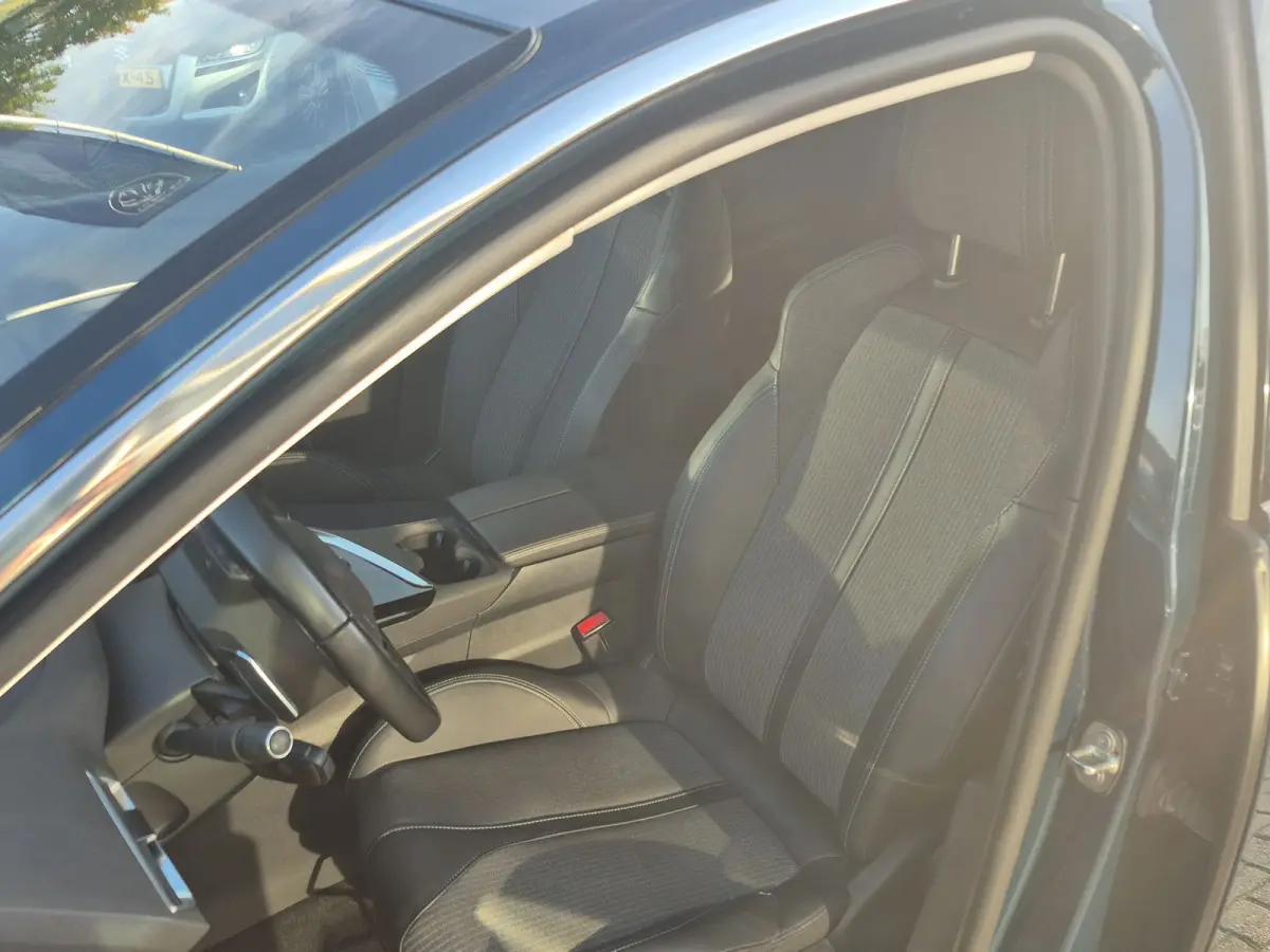 1.2 PureTech Allure Pack Business 7 persoons | Camera voor + Achter | Keyless | LED | Parkeersensoren | Full map navigatie | Carplay/android auto |