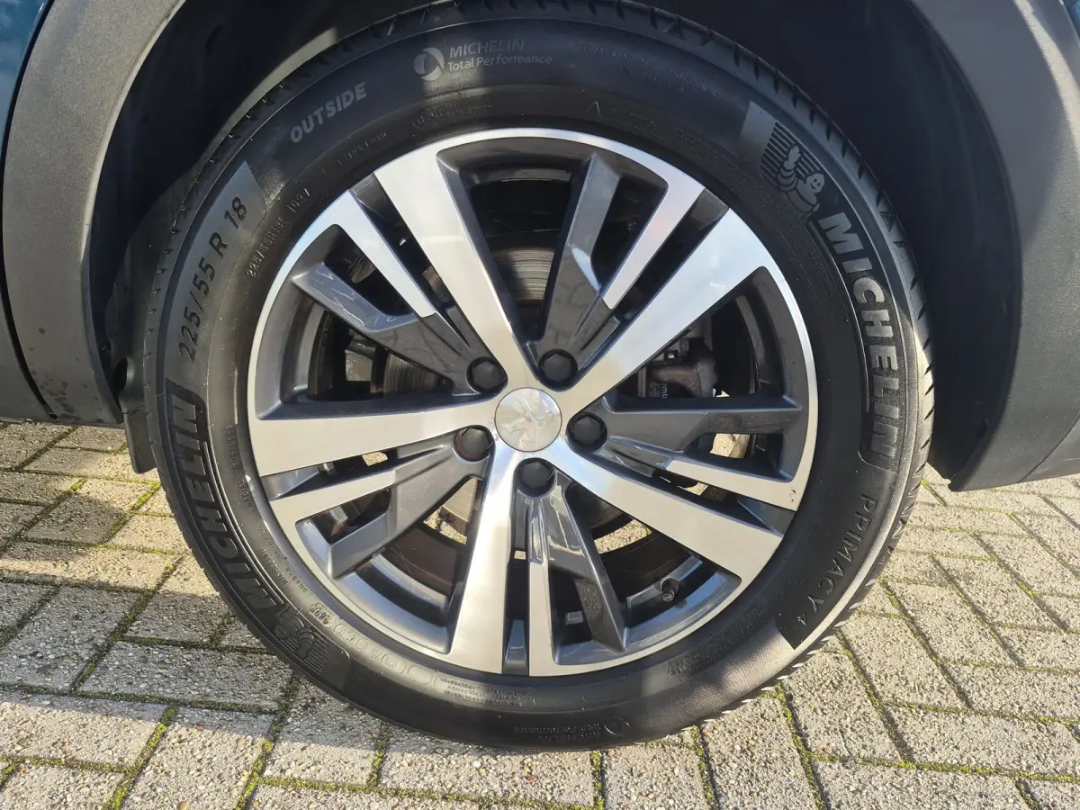 1.2 PureTech Allure Pack Business 7 persoons | Camera voor + Achter | Keyless | LED | Parkeersensoren | Full map navigatie | Carplay/android auto |