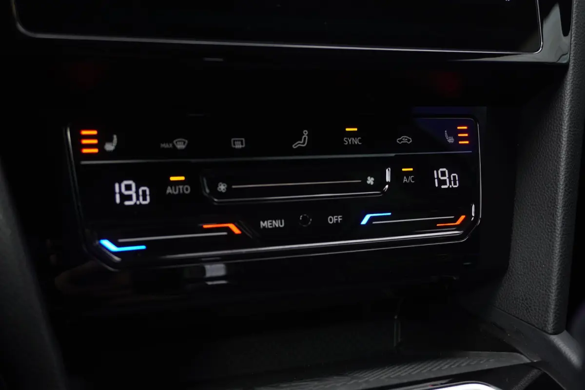 1.5 TSI R-Line Business + Automaat | Navigatie | Carplay | Vol opties | Dealerauto | Inruil mogelijk