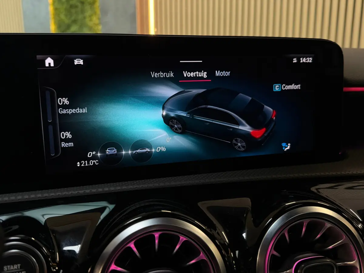180 AMG Line |PANO|360 CAMERA|DODEHOEK|KEYLESS|ACC|SFEERVERLICHTING|NIGHTPAKKET|DEALER ONDERHOUDEN|FACELIFT