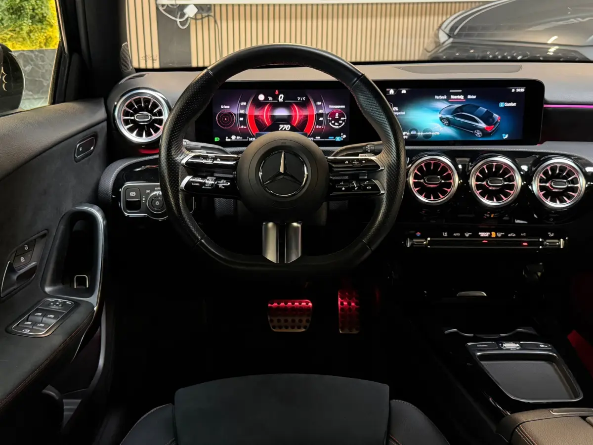 180 AMG Line |PANO|360 CAMERA|DODEHOEK|KEYLESS|ACC|SFEERVERLICHTING|NIGHTPAKKET|DEALER ONDERHOUDEN|FACELIFT