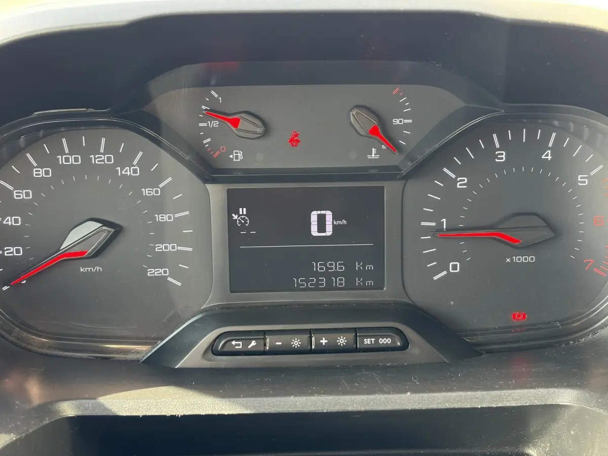 1.5 BlueHDI Premium Long*NAVI*A/C*CRUISE*CARPLAY*