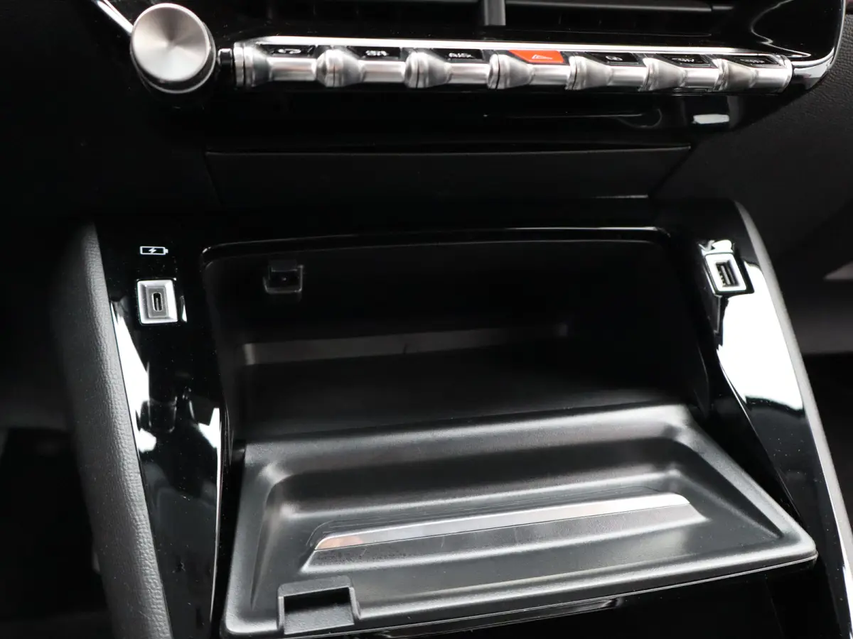 1.2 PureTech Allure Pack | Carplay | PDC | Camera | Climate Control | Cruise Control | 16" Lichtmetalen Velgen | Origineel NL!