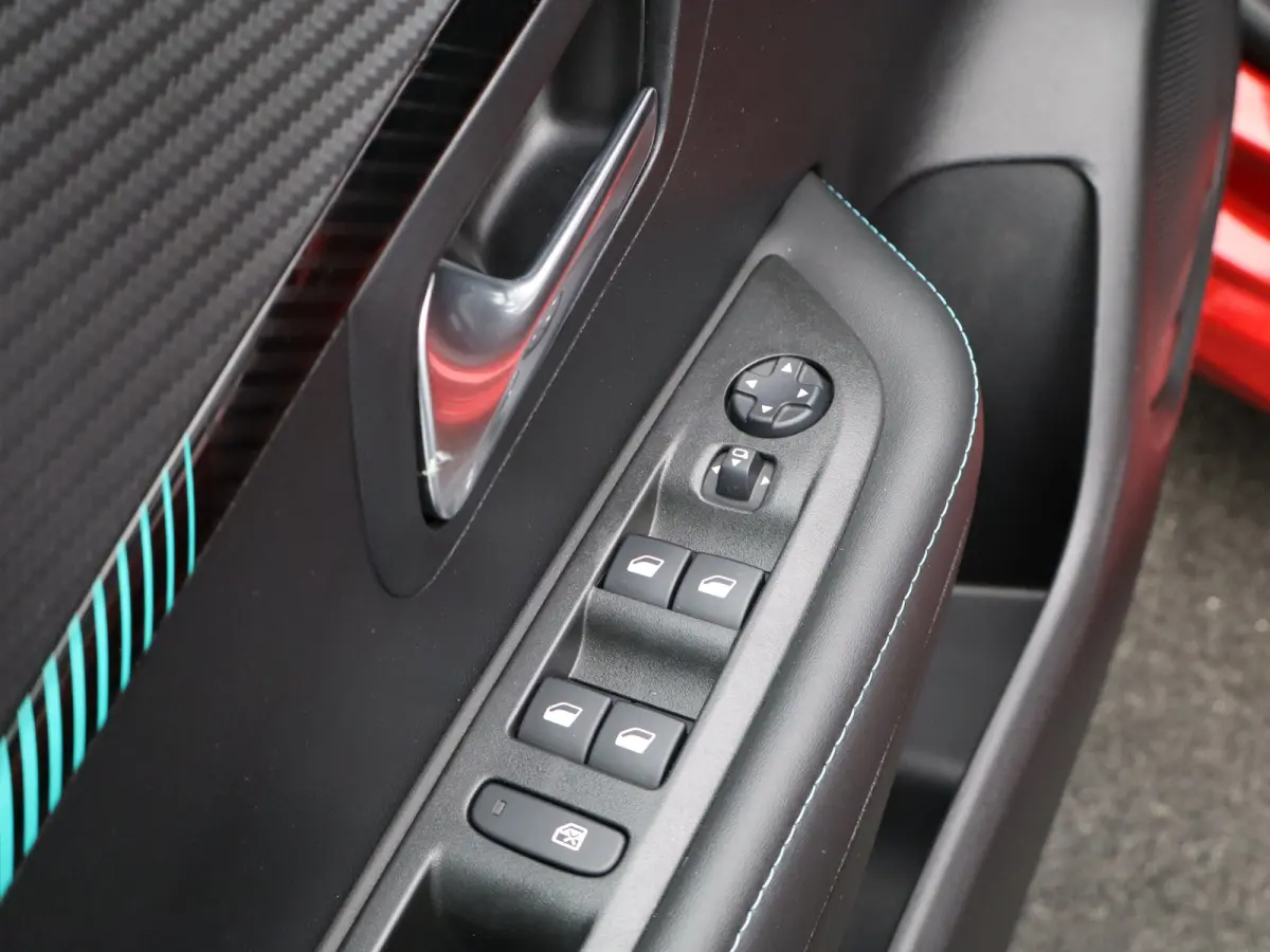 1.2 PureTech Allure Pack | Carplay | PDC | Camera | Climate Control | Cruise Control | 16" Lichtmetalen Velgen | Origineel NL!