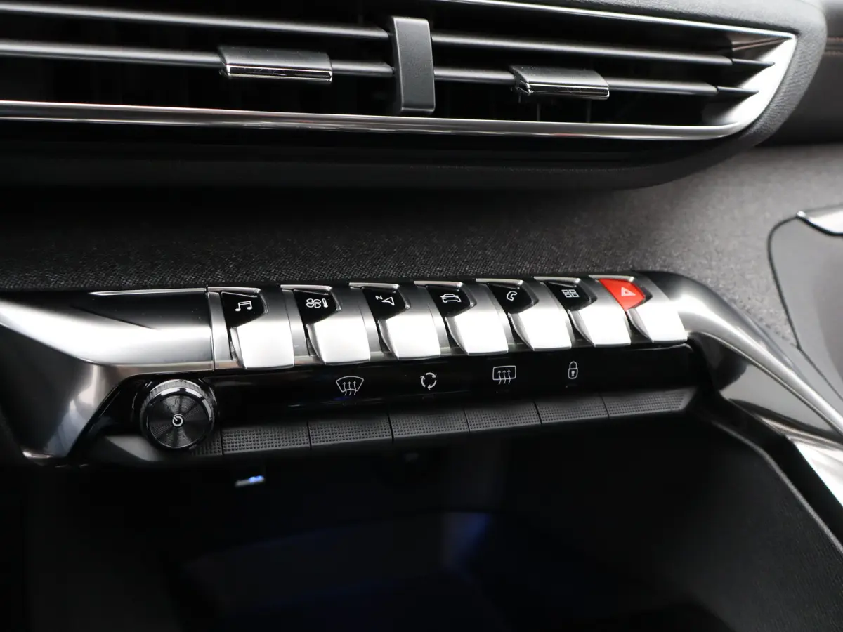 1.2 PureTech GT Line Avantage | Automaat | Carplay | Trekhaak | Adaptieve cruise | Keyless | Clima | Navi | Pano dak |