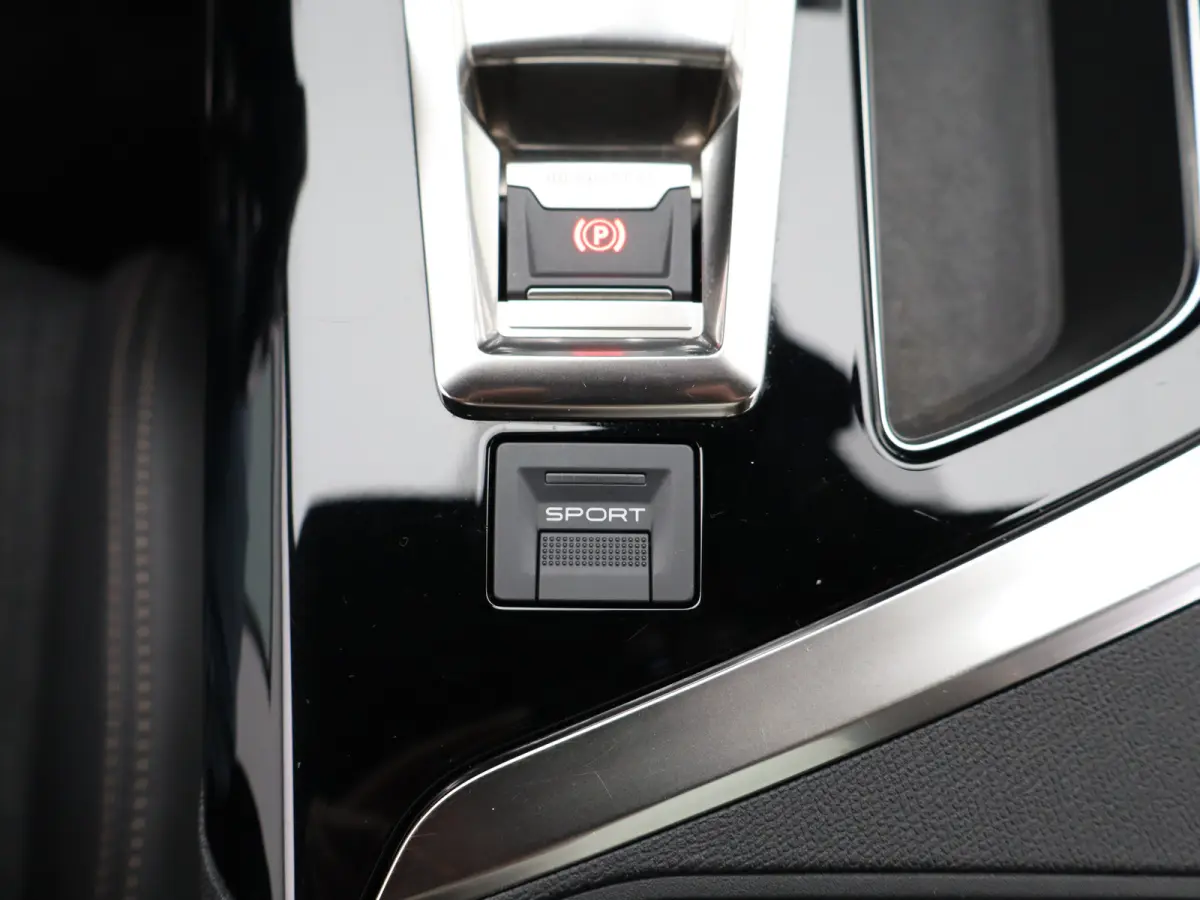 1.2 PureTech GT Line Avantage | Automaat | Carplay | Trekhaak | Adaptieve cruise | Keyless | Clima | Navi | Pano dak |