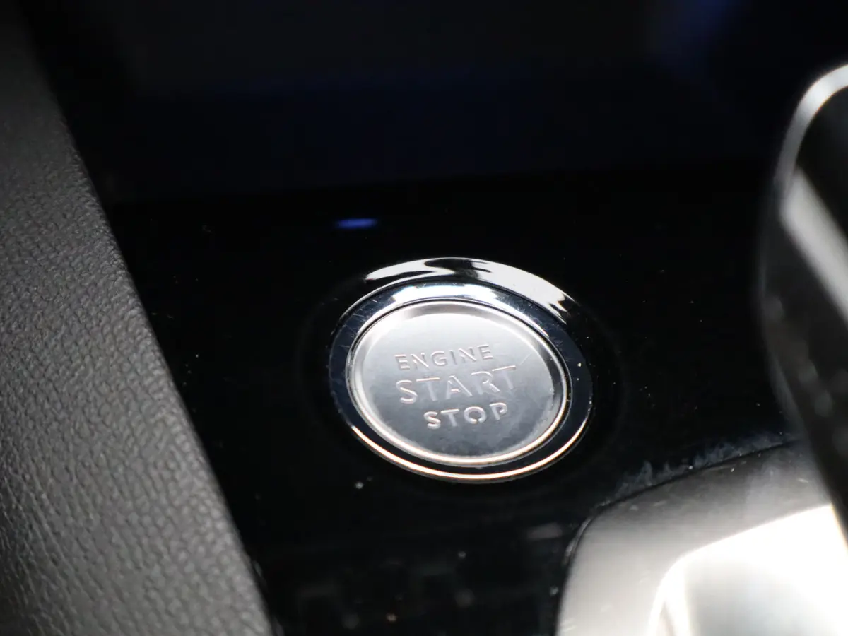 1.2 PureTech GT Line Avantage | Automaat | Carplay | Trekhaak | Adaptieve cruise | Keyless | Clima | Navi | Pano dak |