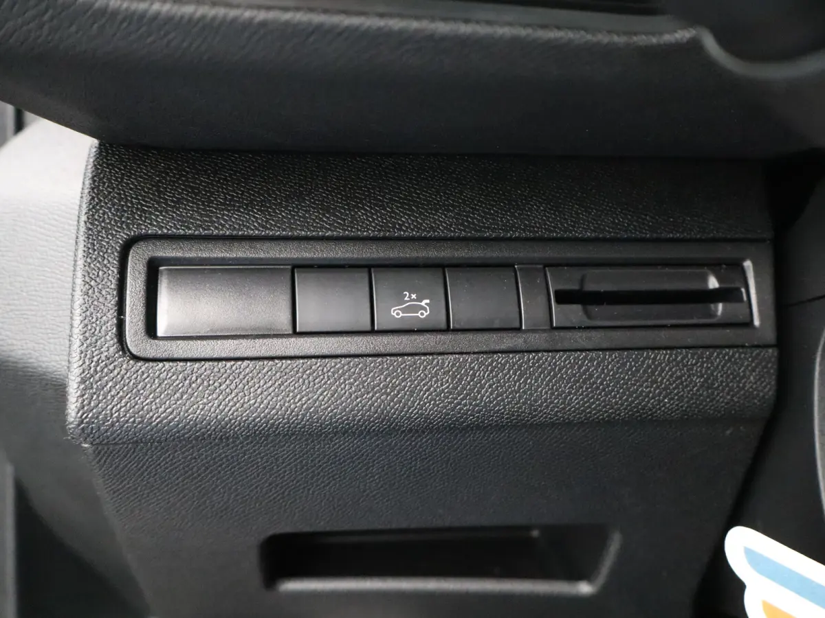 1.2 PureTech GT Line Avantage | Automaat | Carplay | Trekhaak | Adaptieve cruise | Keyless | Clima | Navi | Pano dak |