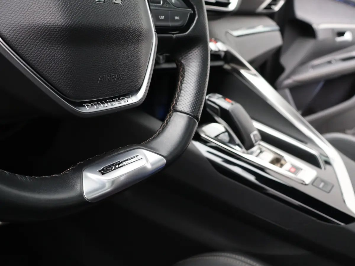 1.2 PureTech GT Line Avantage | Automaat | Carplay | Trekhaak | Adaptieve cruise | Keyless | Clima | Navi | Pano dak |