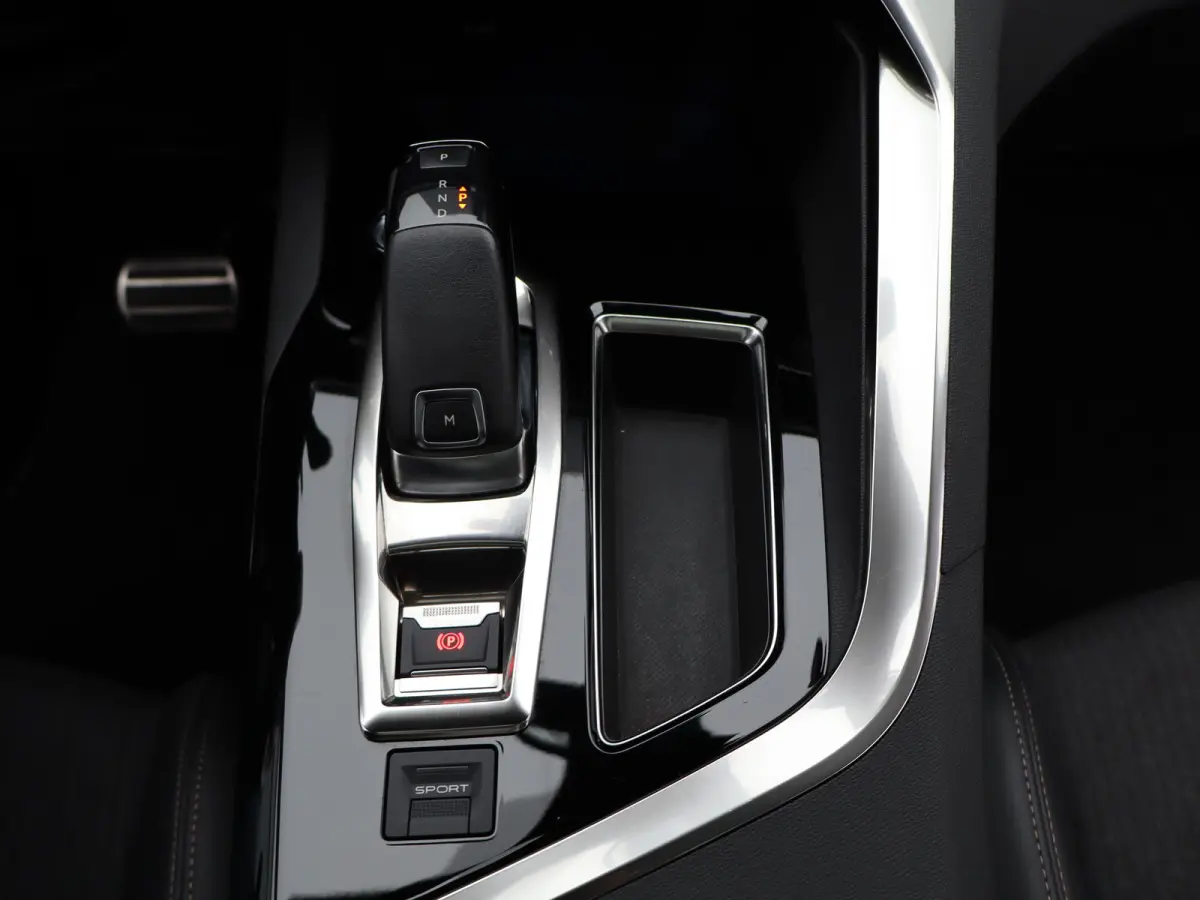 1.2 PureTech GT Line Avantage | Automaat | Carplay | Trekhaak | Adaptieve cruise | Keyless | Clima | Navi | Pano dak |