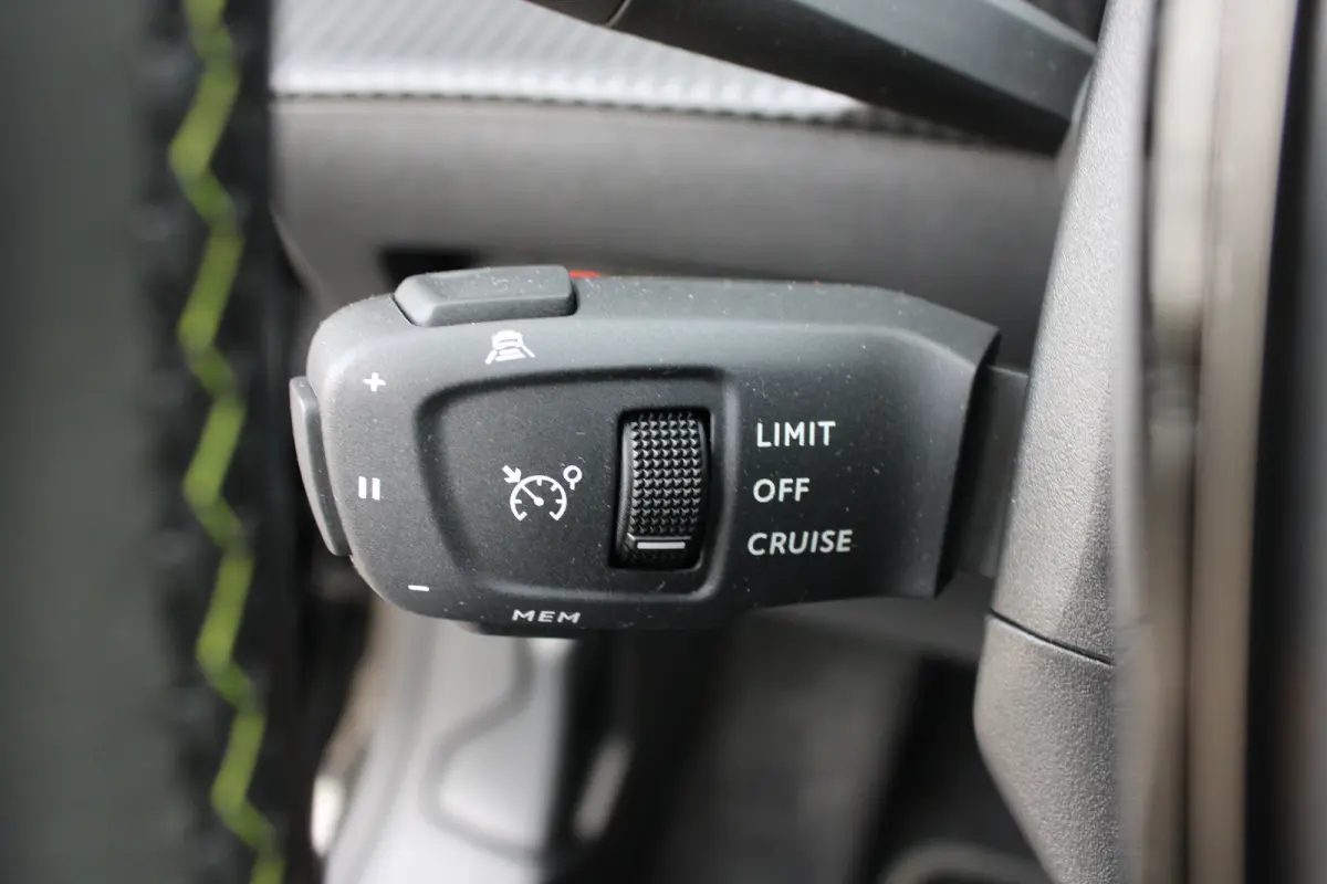 EV GT Pack 50 kWh | Fase 3 laden | SOH 89,5% | Panoramadak | Navigatie | Camera | Stoelverwarming | NL auto | 1e Eigenaar |