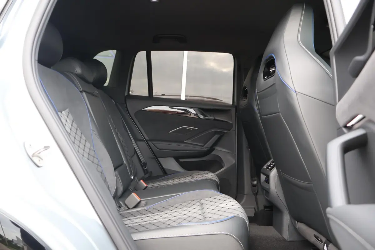 1.5 eHybrid 272pk R-Line | SoH 100% | Trekhaak | 360 Camera | Parkeersensoren