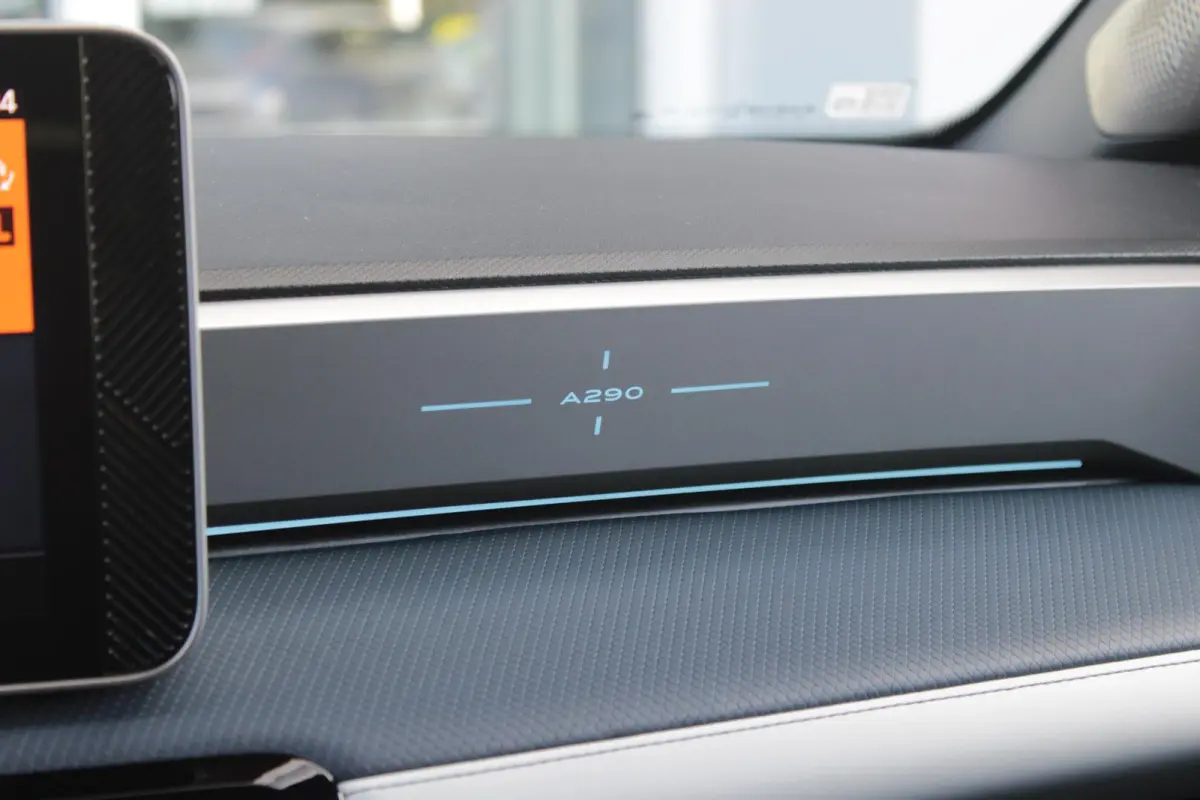 GTS 220PK 52 kWh | DEVIALET AUDIO SYSTEM | DRAADLOZE TELEFOONLADER | ELEKTRISCH VERWARMBAAR STUURWIEL | 19" LICHTMETALEN VELGEN "SNOWFLAKE" NOIR BRILLIANT | ALPINE LOGO OP ZIJSCHERMEN | BREM