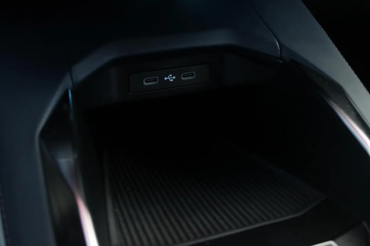 GTS 220PK 52 kWh | DEVIALET AUDIO SYSTEM | DRAADLOZE TELEFOONLADER | ELEKTRISCH VERWARMBAAR STUURWIEL | 19" LICHTMETALEN VELGEN "SNOWFLAKE" NOIR BRILLIANT | ALPINE LOGO OP ZIJSCHERMEN | BREM