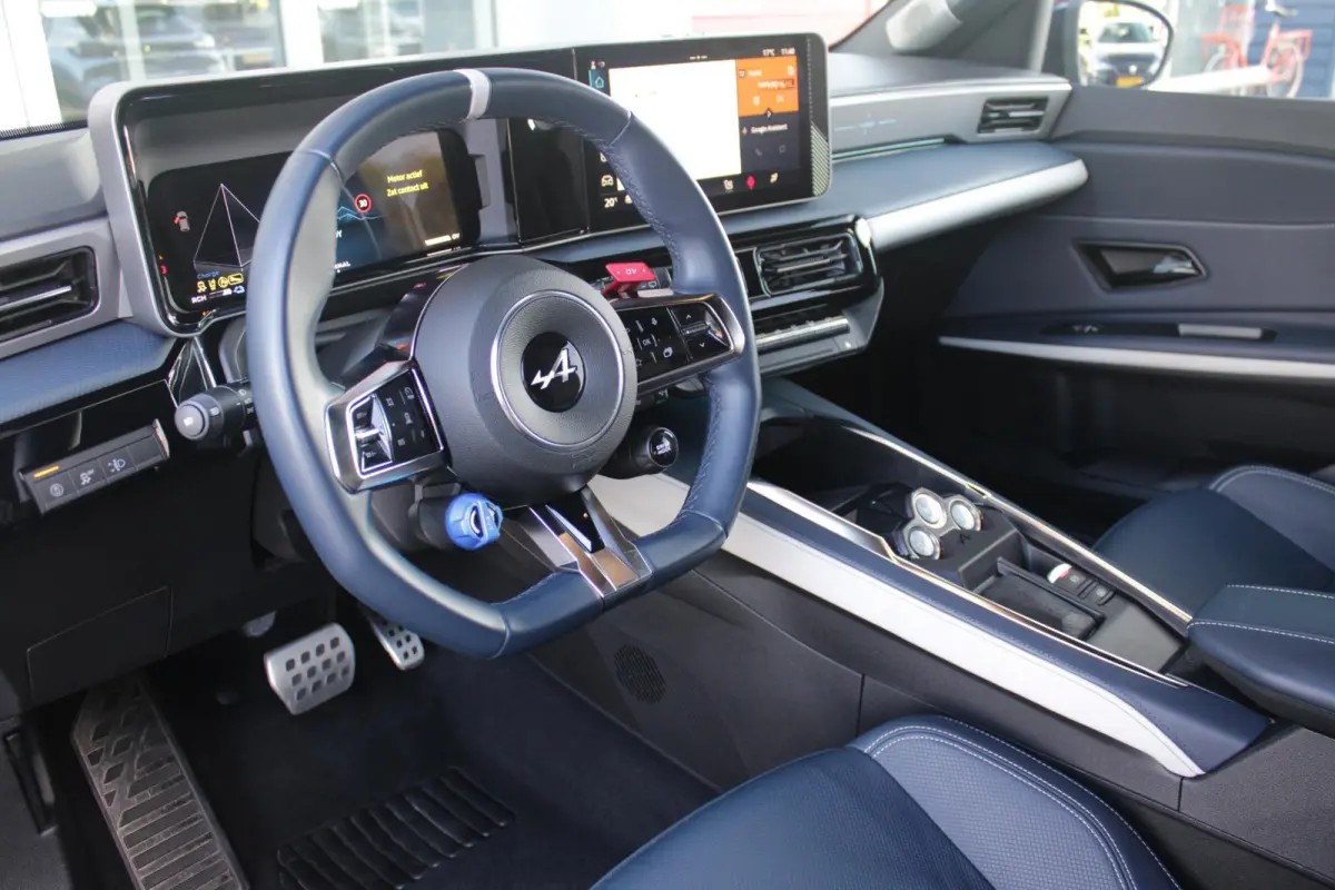 GTS 220PK 52 kWh | DEVIALET AUDIO SYSTEM | DRAADLOZE TELEFOONLADER | ELEKTRISCH VERWARMBAAR STUURWIEL | 19" LICHTMETALEN VELGEN "SNOWFLAKE" NOIR BRILLIANT | ALPINE LOGO OP ZIJSCHERMEN | BREM