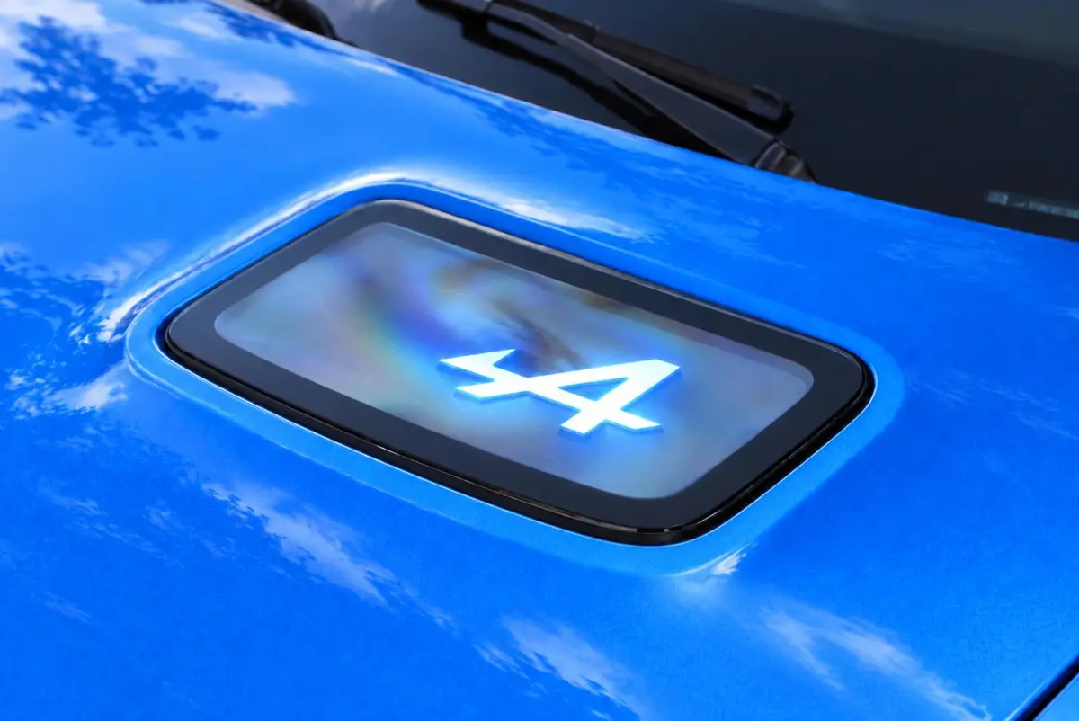 GTS 220PK 52 kWh | DEVIALET AUDIO SYSTEM | DRAADLOZE TELEFOONLADER | ELEKTRISCH VERWARMBAAR STUURWIEL | 19" LICHTMETALEN VELGEN "SNOWFLAKE" NOIR BRILLIANT | ALPINE LOGO OP ZIJSCHERMEN | BREM
