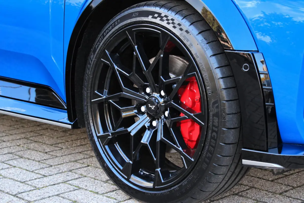 GTS 220PK 52 kWh | DEVIALET AUDIO SYSTEM | DRAADLOZE TELEFOONLADER | ELEKTRISCH VERWARMBAAR STUURWIEL | 19" LICHTMETALEN VELGEN "SNOWFLAKE" NOIR BRILLIANT | ALPINE LOGO OP ZIJSCHERMEN | BREM