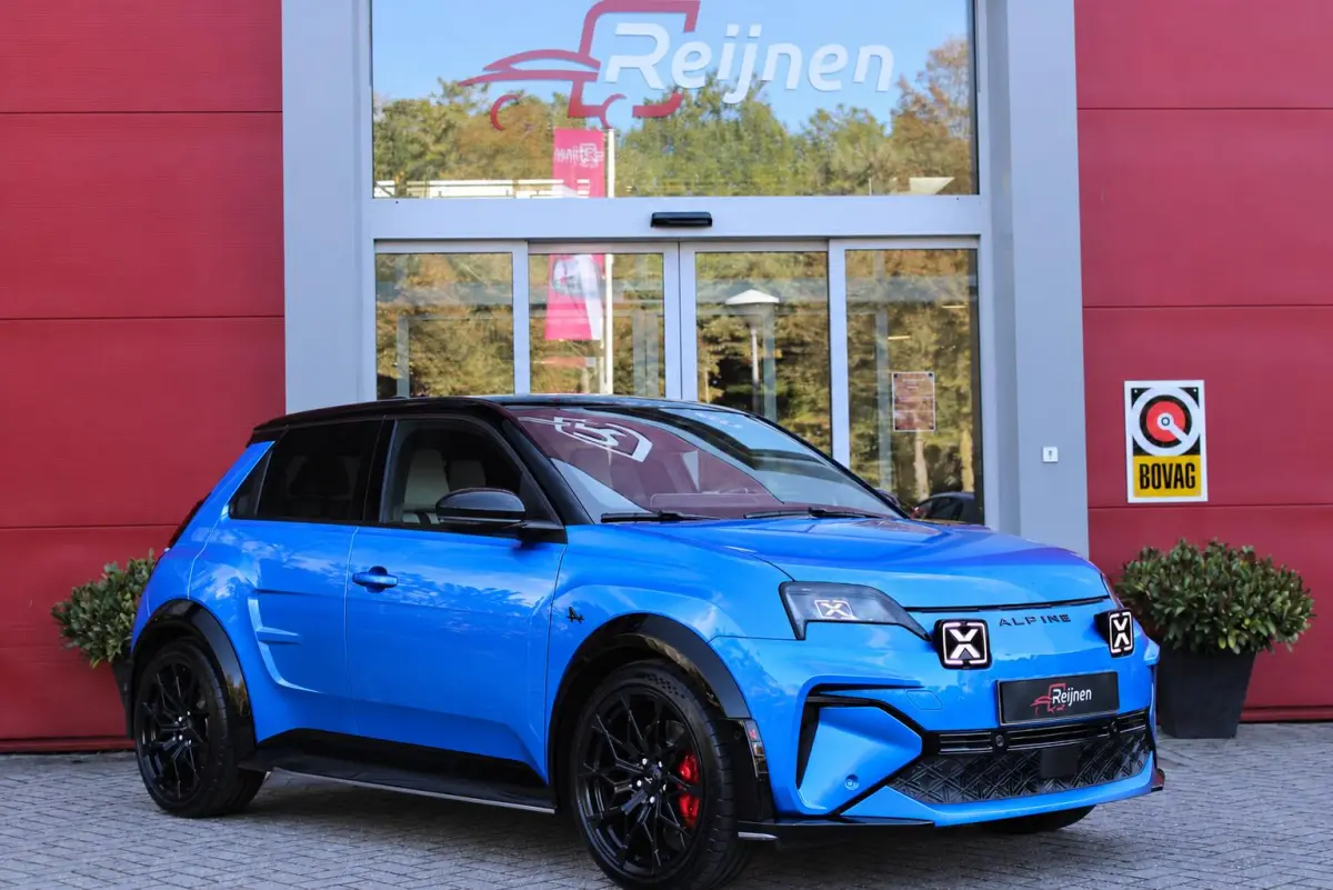 GTS 220PK 52 kWh | DEVIALET AUDIO SYSTEM | DRAADLOZE TELEFOONLADER | ELEKTRISCH VERWARMBAAR STUURWIEL | 19" LICHTMETALEN VELGEN "SNOWFLAKE" NOIR BRILLIANT | ALPINE LOGO OP ZIJSCHERMEN | BREM