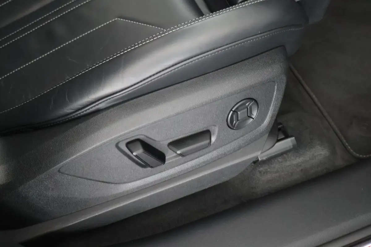 55 quattro S edition 408pk 95 kWh SOH 91% Leder Panoramadak ACC Trekhaak Camera Stoelverwarming Navigatie