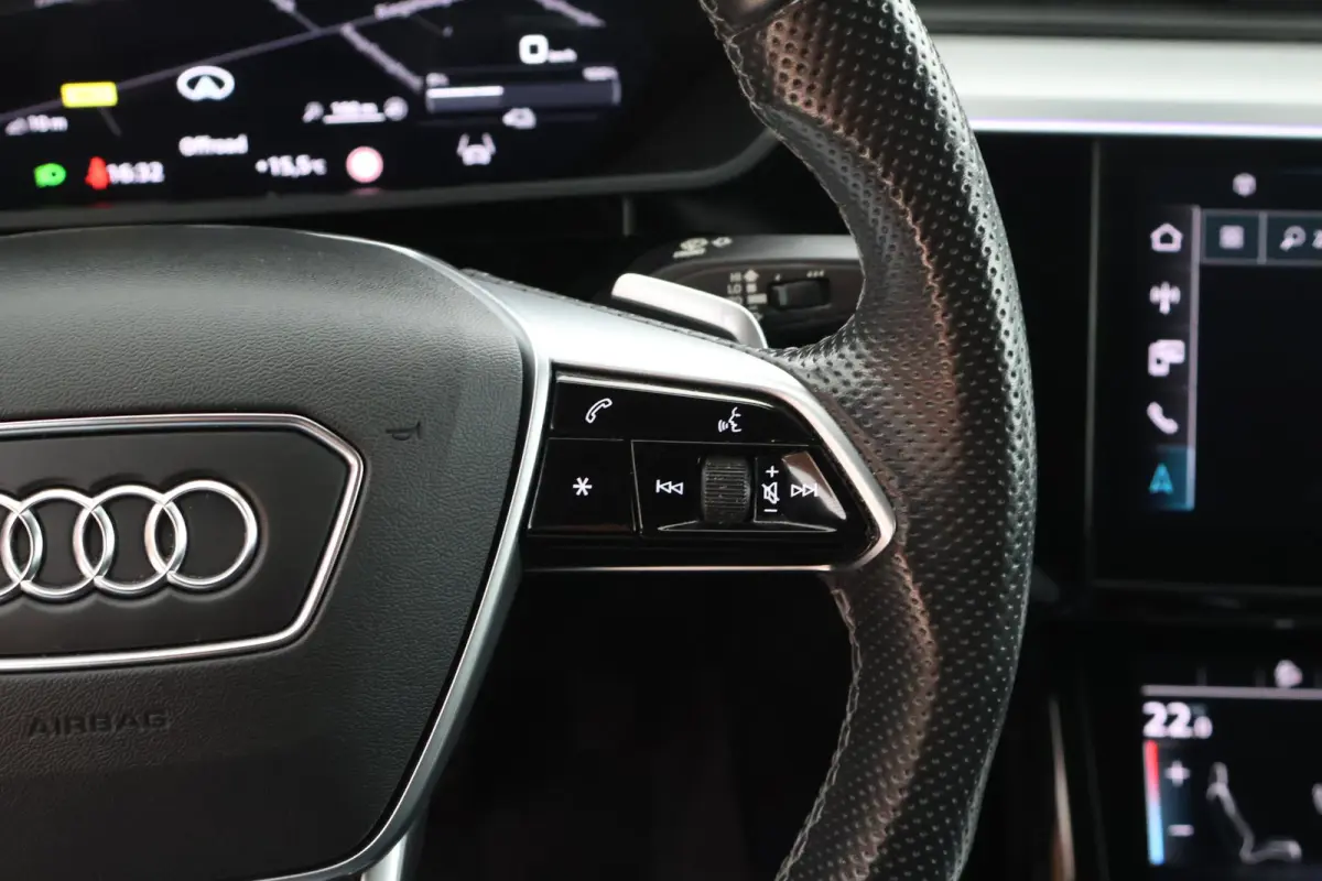 55 quattro S edition 408pk 95 kWh SOH 91% Leder Panoramadak ACC Trekhaak Camera Stoelverwarming Navigatie