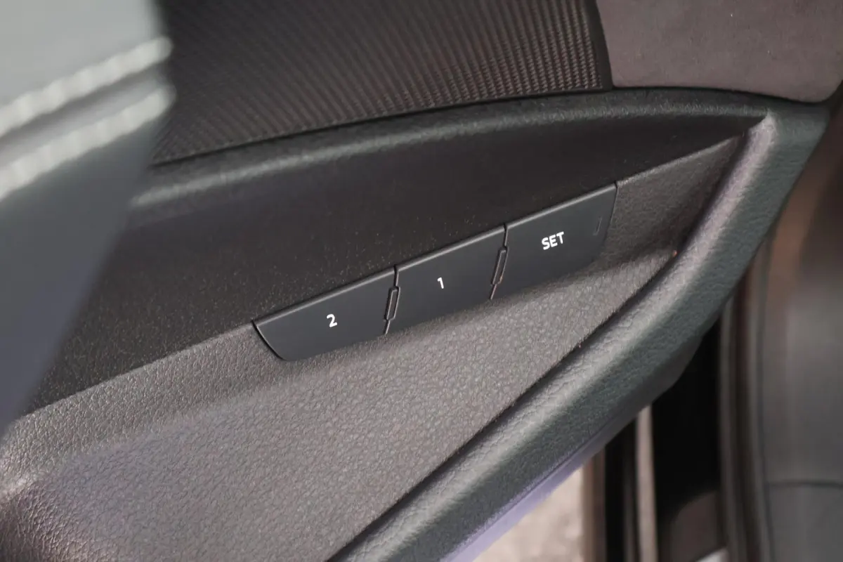 55 quattro S edition 408pk 95 kWh SOH 91% Leder Panoramadak ACC Trekhaak Camera Stoelverwarming Navigatie