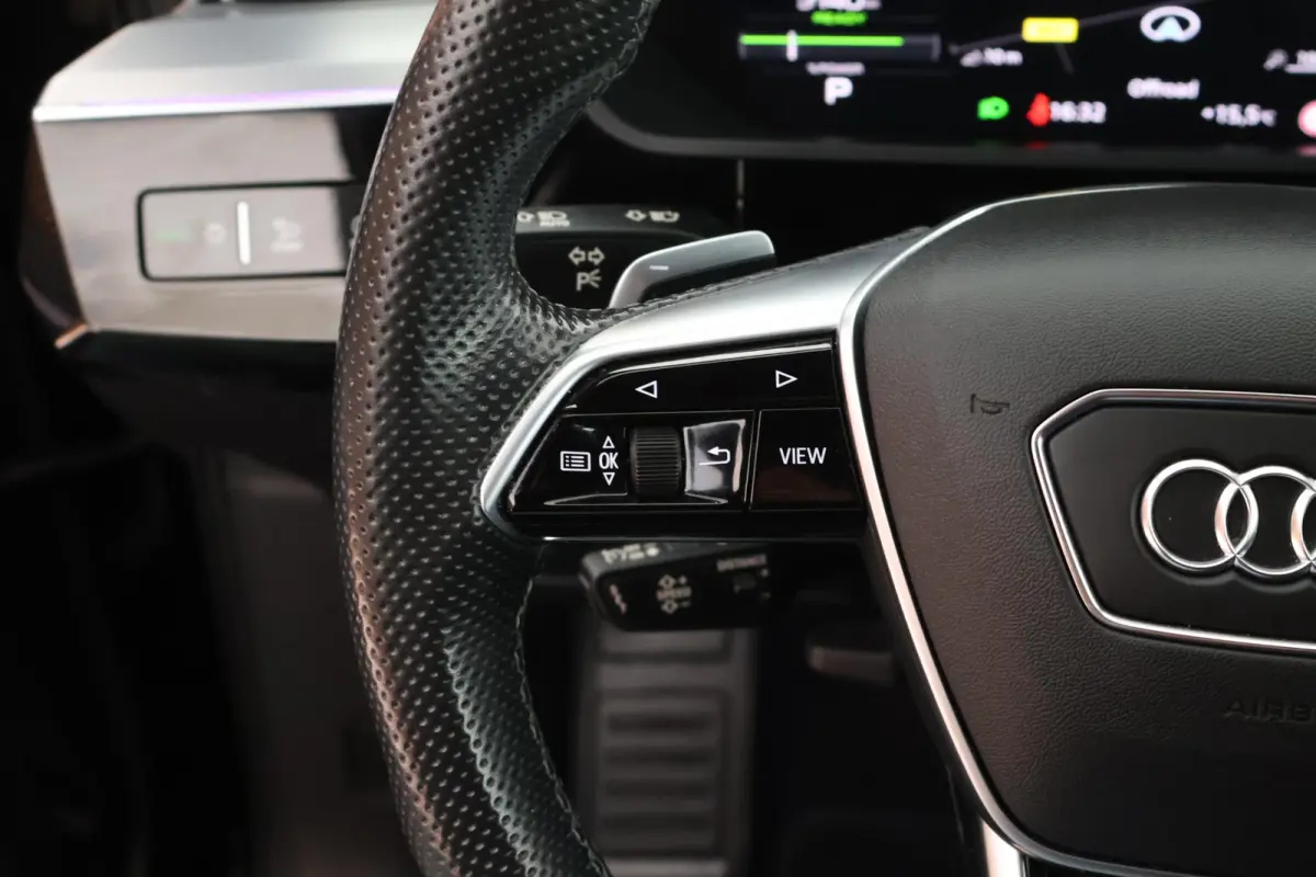 55 quattro S edition 408pk 95 kWh SOH 91% Leder Panoramadak ACC Trekhaak Camera Stoelverwarming Navigatie