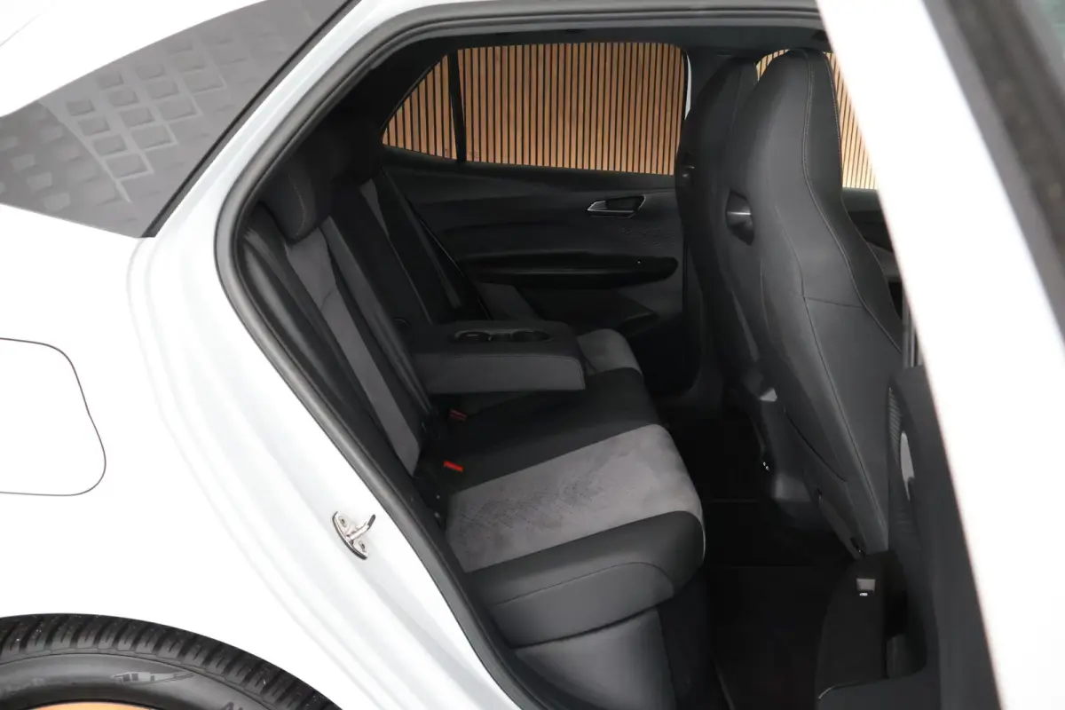 Performance One 204pk 62 kWh SOH 91% Keyless Stoelverwarming Camera Navigatie ACC