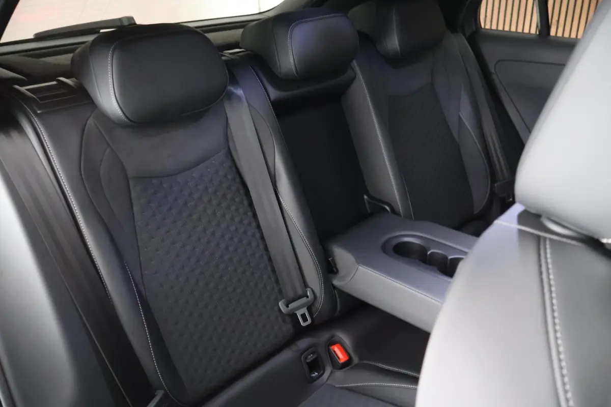 1.5 eTsi 150pk DSG R-Line First Edition Trekhaak Camera Stoelverwarming Keyless Virtual Cockpit Navigatie