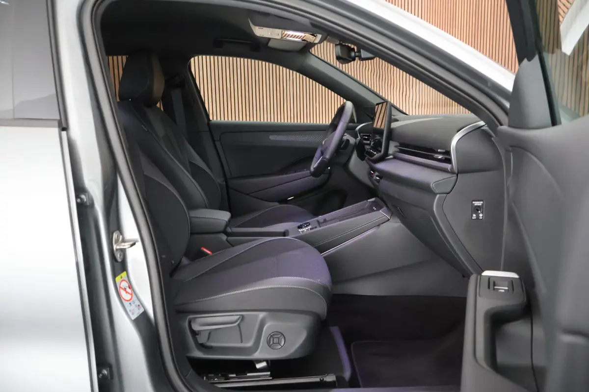 1.5 eTsi 150pk DSG R-Line First Edition Trekhaak Camera Stoelverwarming Keyless Virtual Cockpit Navigatie
