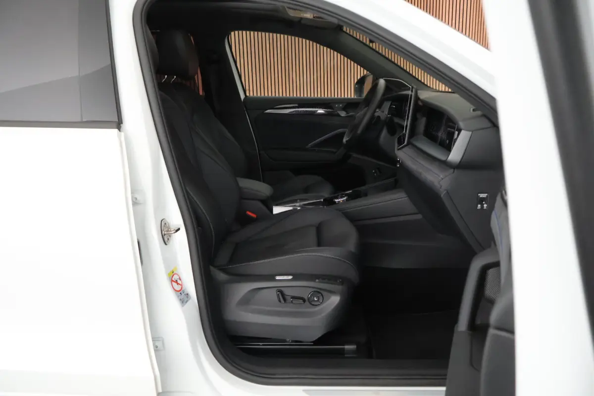 1.5 272pk eHybrid R-Line Edition Black Style HUD Panoramadak Geventileerde Leder Memory Stoelen H/K Audio