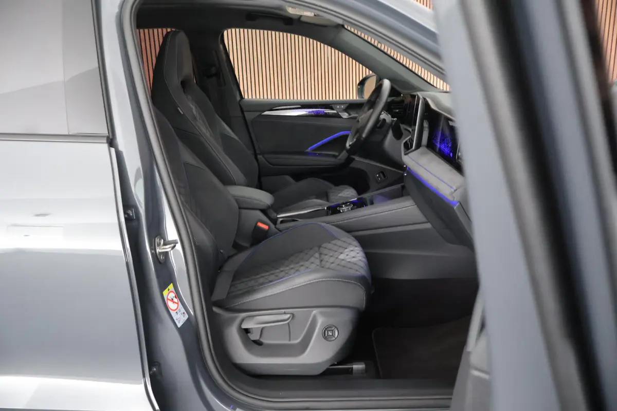 1.5 272pk eHybrid R-Line Edition Black Style Trekhaak 360Camera Keyless Massage Virtual Cockpit Panoramadak Navigatie