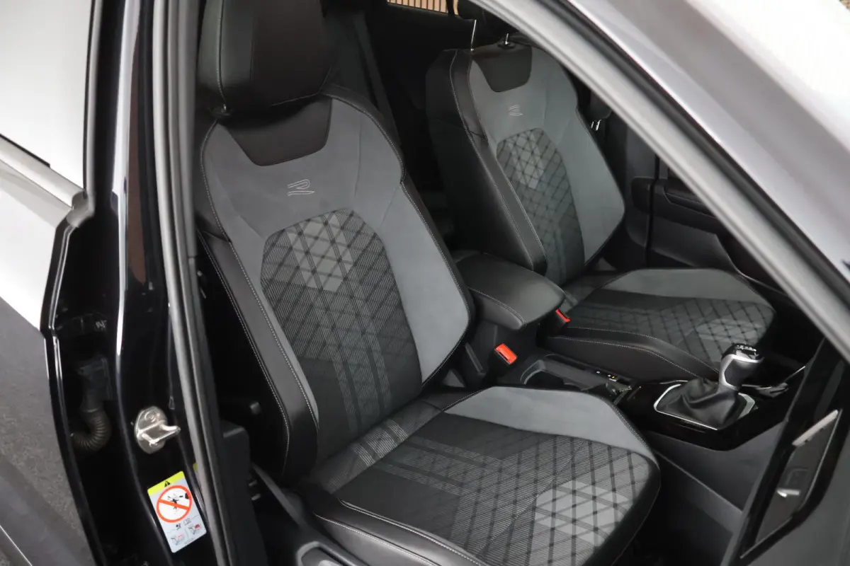 1.5 TSI 150pk DSG R-Line Business Black Style Panoramadak Trekhaak Camera Navigatie Beats Stoelverwarming Keyless