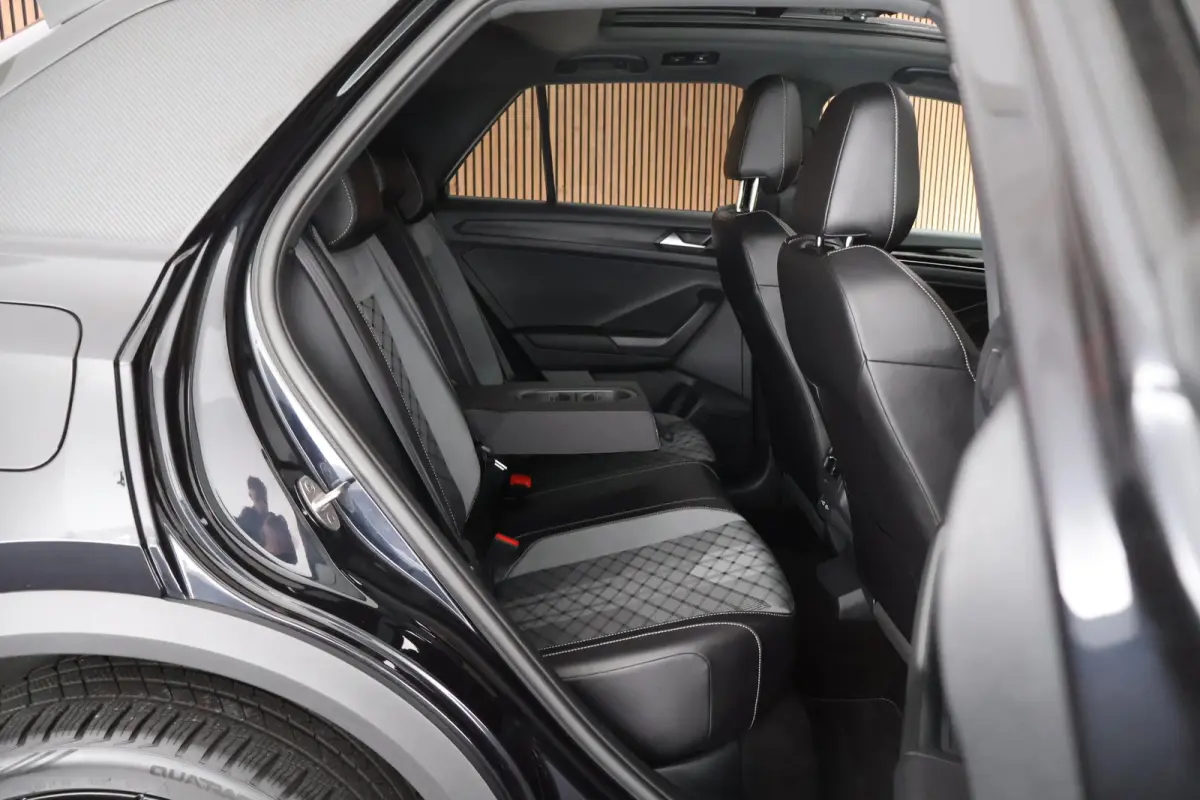 1.5 TSI 150pk DSG R-Line Business Black Style Panoramadak Trekhaak Camera Navigatie Beats Stoelverwarming Keyless