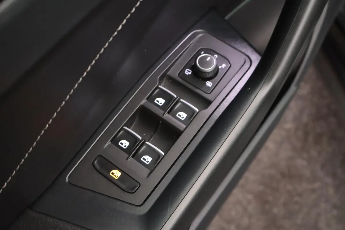 1.5 TSI 150pk DSG R-Line Business Black Style Panoramadak Trekhaak Camera Navigatie Beats Stoelverwarming Keyless