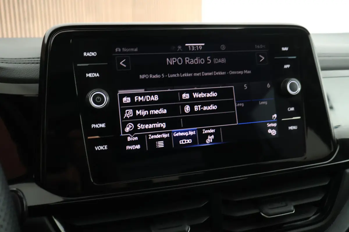 1.5 TSI 150pk DSG R-Line Business Black Style Panoramadak Trekhaak Camera Navigatie Beats Stoelverwarming Keyless
