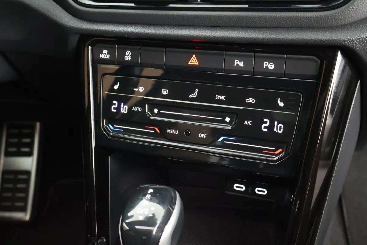 1.5 TSI 150pk DSG R-Line Business Black Style Panoramadak Trekhaak Camera Navigatie Beats Stoelverwarming Keyless