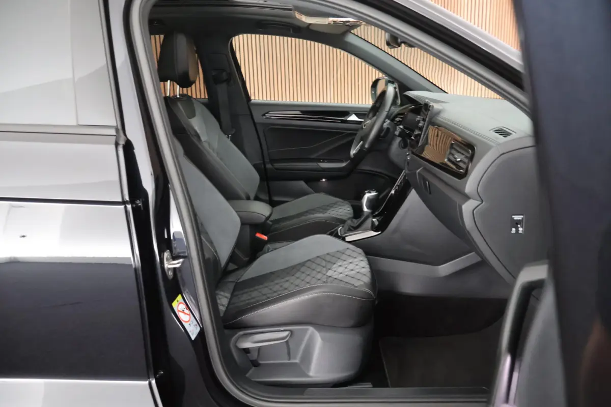 1.5 TSI 150pk DSG R-Line Business Black Style Panoramadak Trekhaak Camera Navigatie Beats Stoelverwarming Keyless