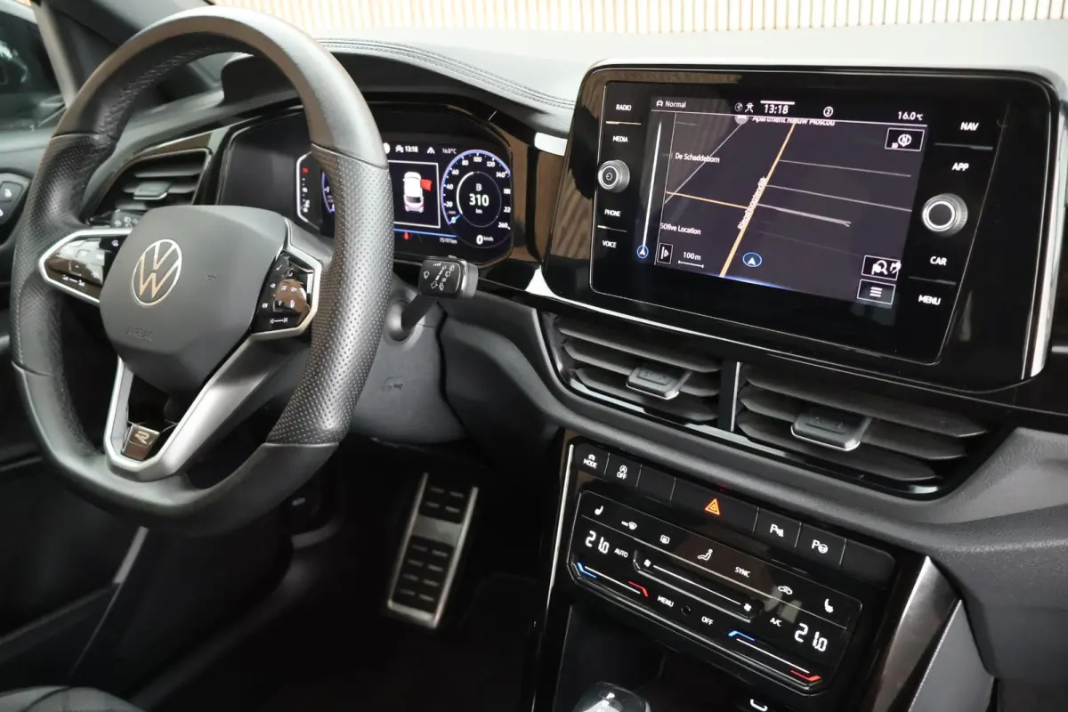 1.5 TSI 150pk DSG R-Line Business Black Style Panoramadak Trekhaak Camera Navigatie Beats Stoelverwarming Keyless