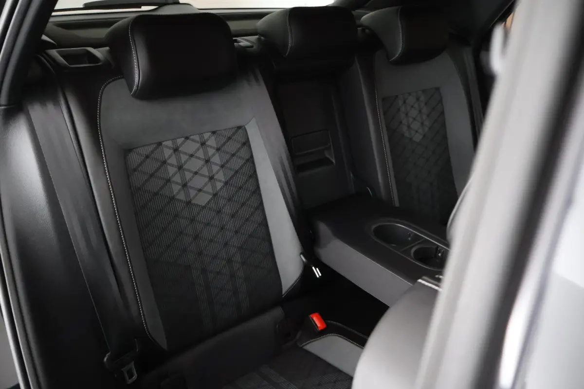 1.5 TSI 150pk DSG R-Line Business Black Style Panoramadak Trekhaak Camera Navigatie Beats Stoelverwarming Keyless