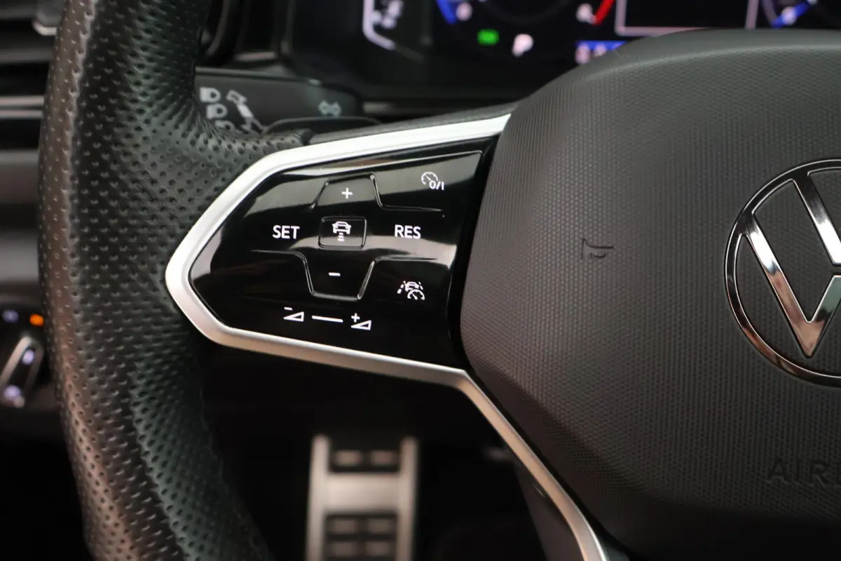 1.5 TSI 150pk DSG R-Line Business Black Style Panoramadak Trekhaak Camera Navigatie Beats Stoelverwarming Keyless