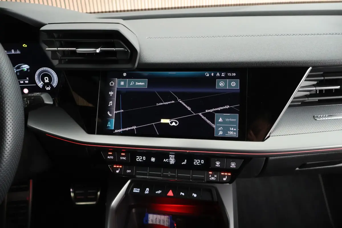 45 TFSIe 245pk S edition Competition Camera Keyless HUD Stoelverwarming Adaptive Cruise Navigatie S-Line