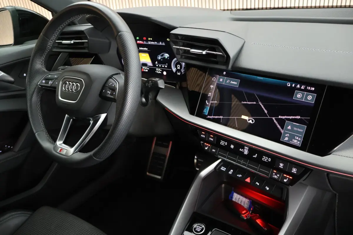 45 TFSIe 245pk S edition Competition Camera Keyless HUD Stoelverwarming Adaptive Cruise Navigatie S-Line