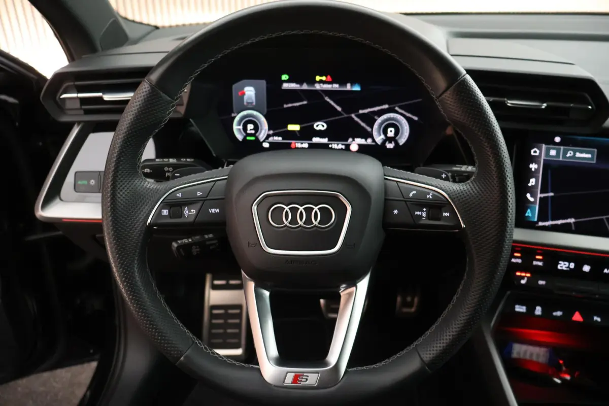 45 TFSIe 245pk S edition Competition Camera Keyless HUD Stoelverwarming Adaptive Cruise Navigatie S-Line