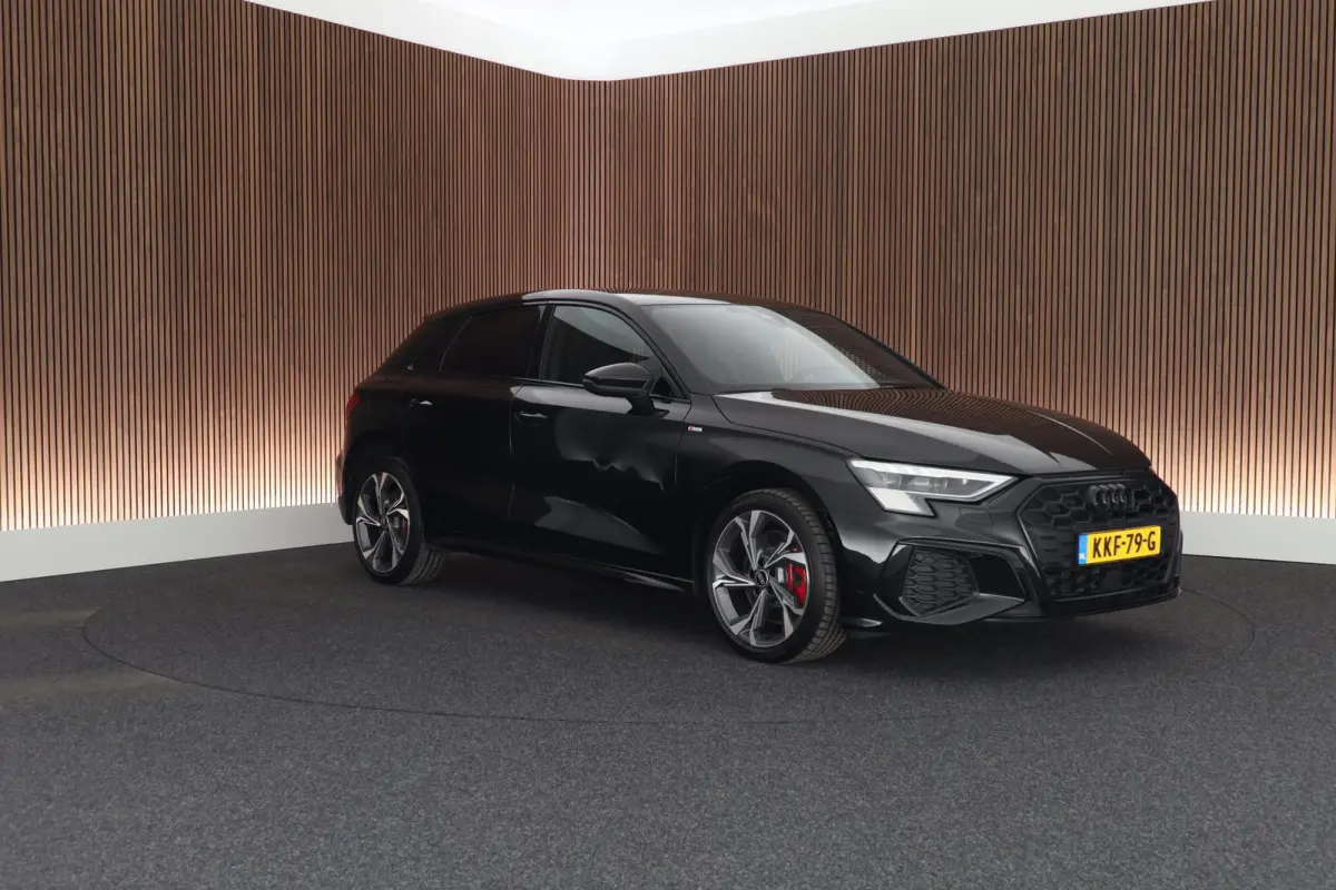 45 TFSIe 245pk S edition Competition Camera Keyless HUD Stoelverwarming Adaptive Cruise Navigatie S-Line
