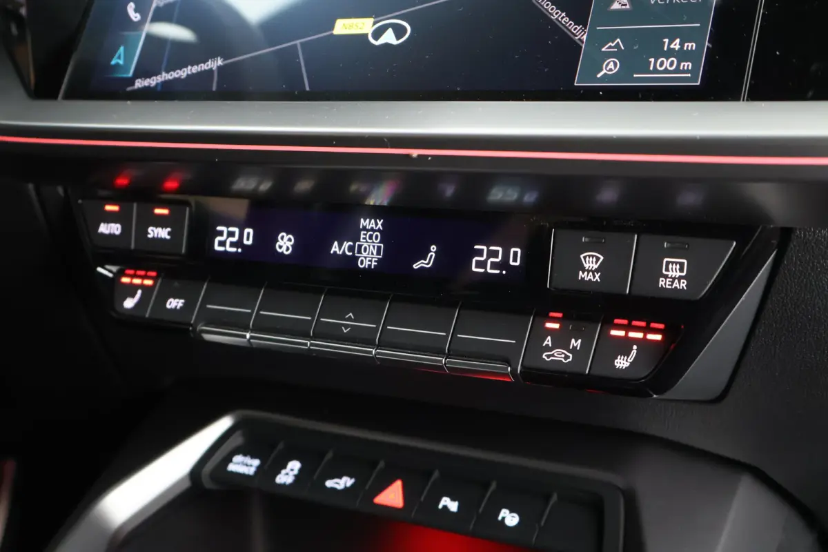 45 TFSIe 245pk S edition Competition Camera Keyless HUD Stoelverwarming Adaptive Cruise Navigatie S-Line