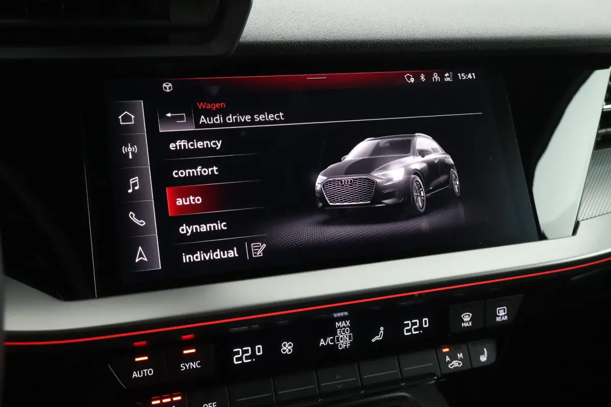 45 TFSIe 245pk S edition Competition Camera Keyless HUD Stoelverwarming Adaptive Cruise Navigatie S-Line