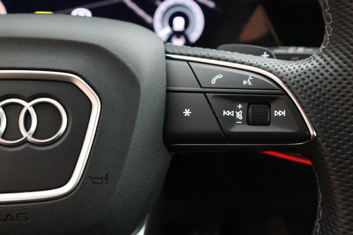 45 TFSIe 245pk S edition Competition Camera Keyless HUD Stoelverwarming Adaptive Cruise Navigatie S-Line