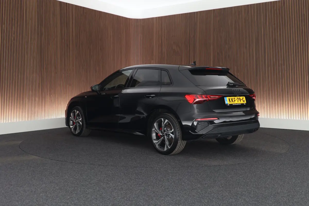 45 TFSIe 245pk S edition Competition Camera Keyless HUD Stoelverwarming Adaptive Cruise Navigatie S-Line
