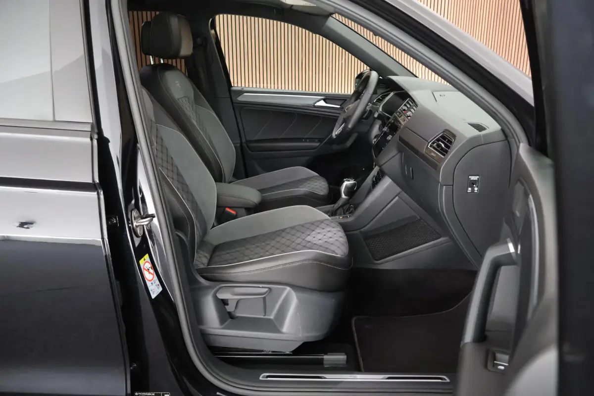1.4 TSI 245pk eHybrid R-Line Business Black Style Trekhaak Panoramadak Stoelverwarming Virtual Cockpit
